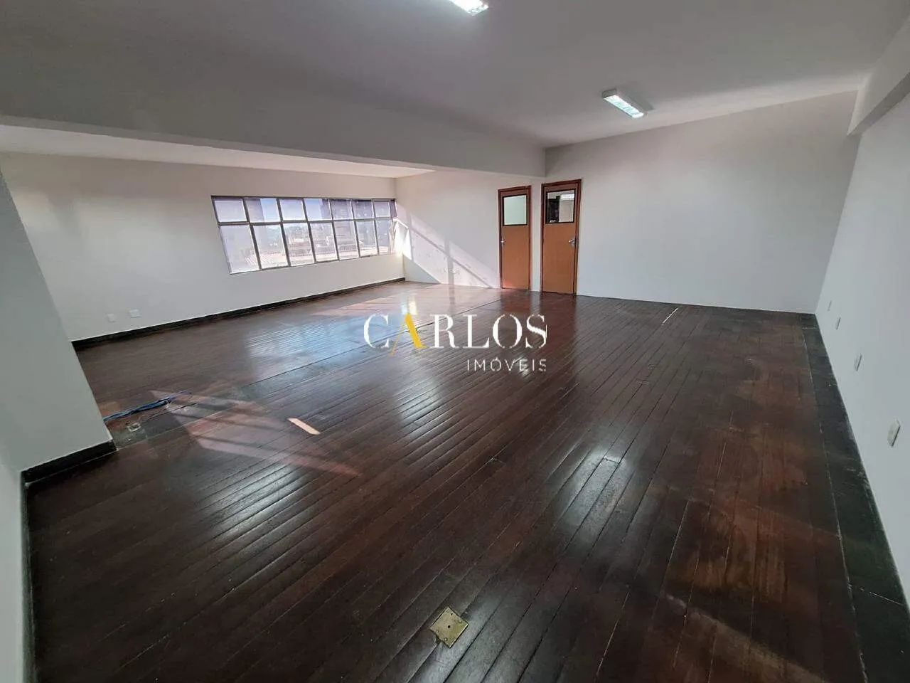 Andar Comercial de 220m² com 05 Salas, 02 Vagas e Elevador - Foto 4