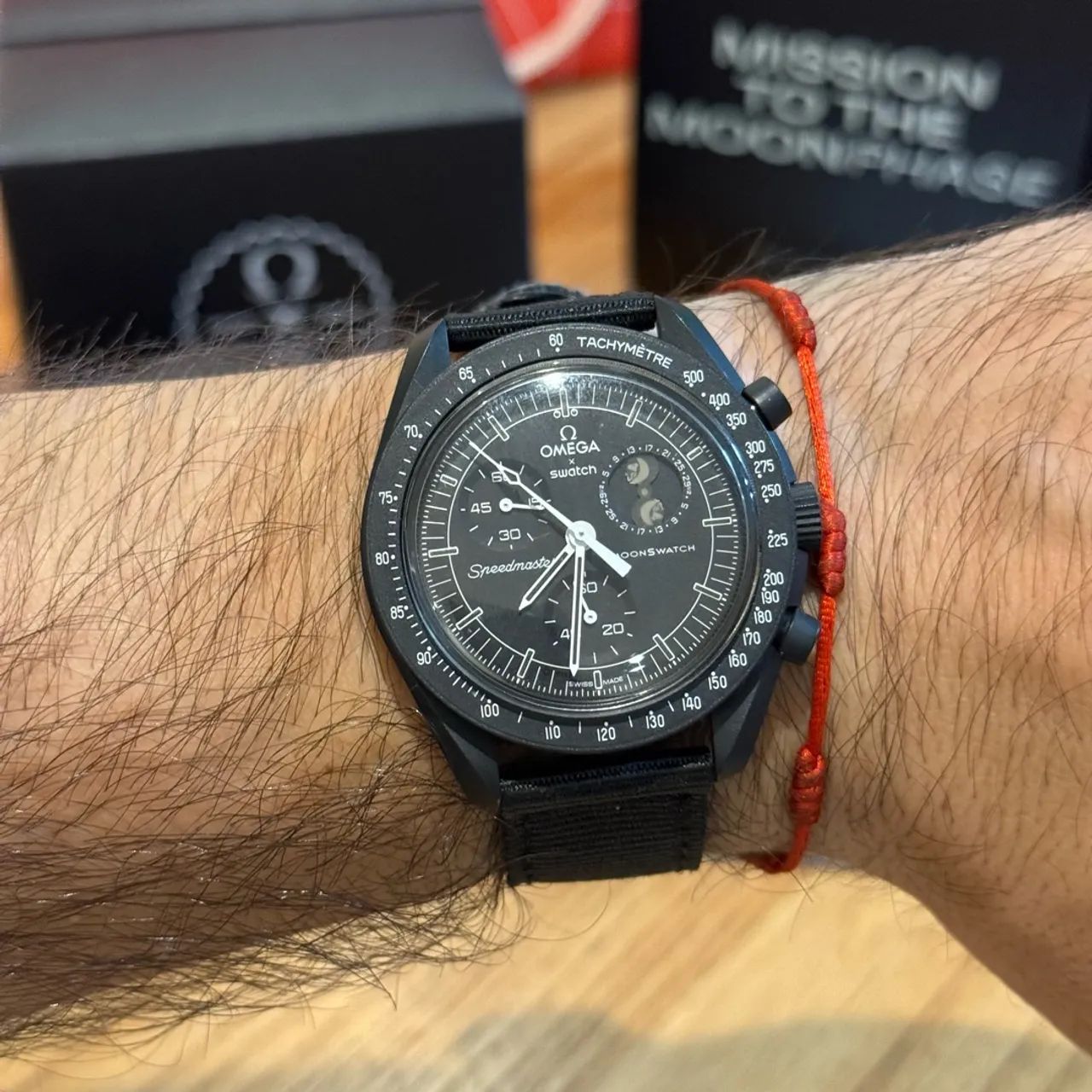Omega x Swatch Moonswatch Speedmaster Snoopy Black  - Foto 5
