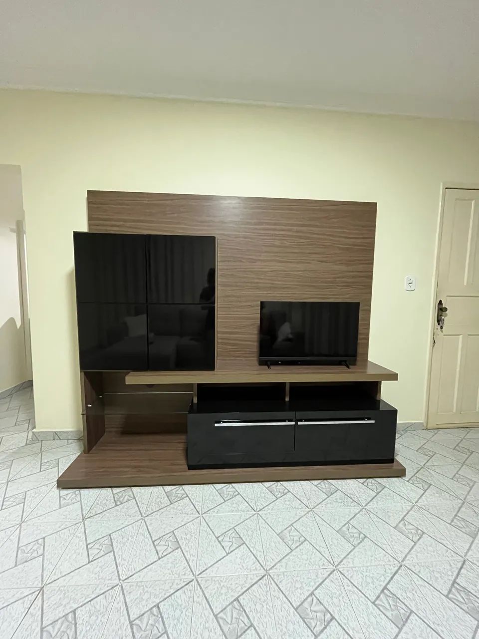 Painel para TV com Rack e Armário Excelente Estado