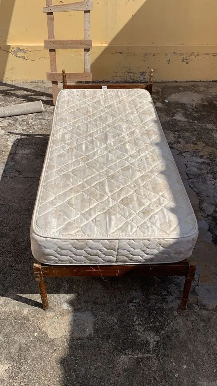  Cama de solteiro em madeira maciça 