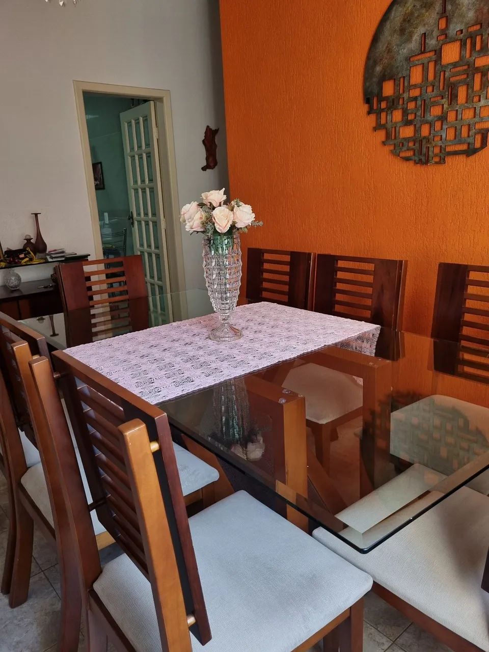 Mesa de vidro com pés de madeira - 8 lugares