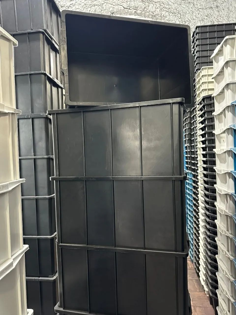 Caixa plástica fechada industrial 61lts Mod.1035 cor preta