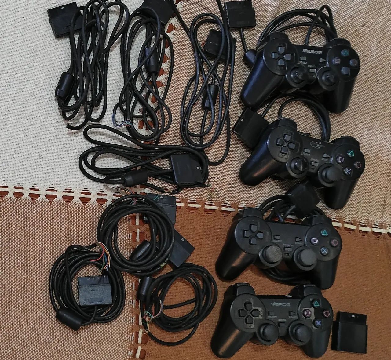LOTE de CONTROLES compatíveis PS2 e PS3 e CABOS no ESTADO