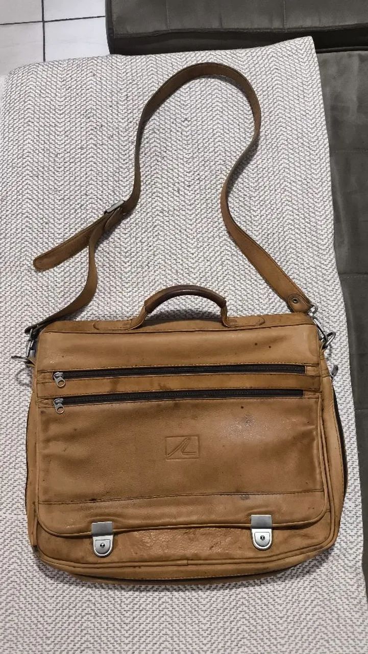 Bolsa tira colo Zelio ( Couro) 35cm x 42 cm