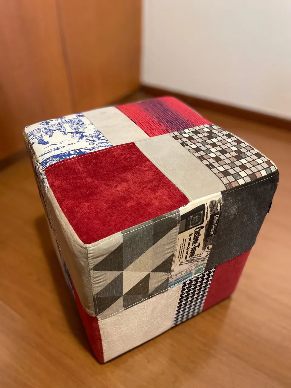 Puff de veludo em patchwork 417563117953361922