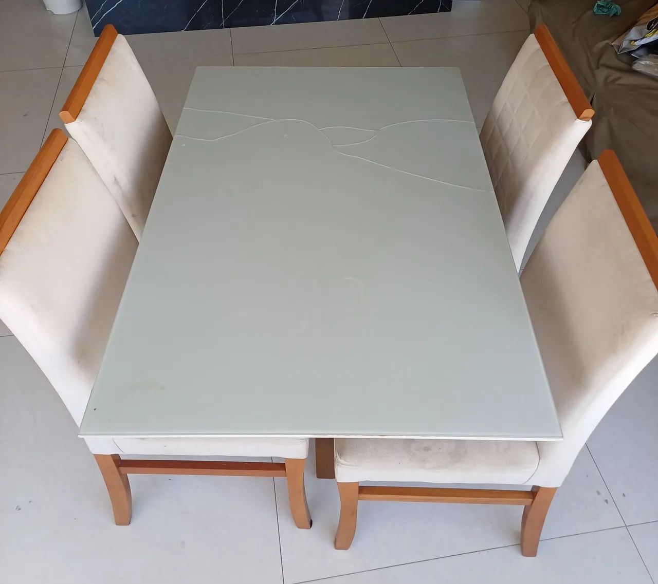 Mesa de jantar com 4 cadeiras