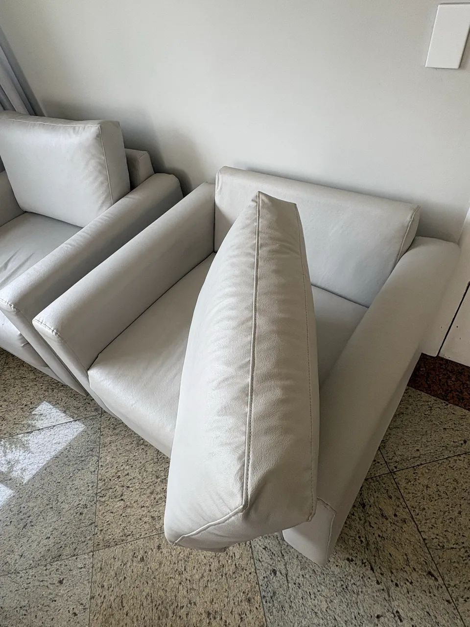 Poltronas Tok Stok - revestidas em courino - Foto 4