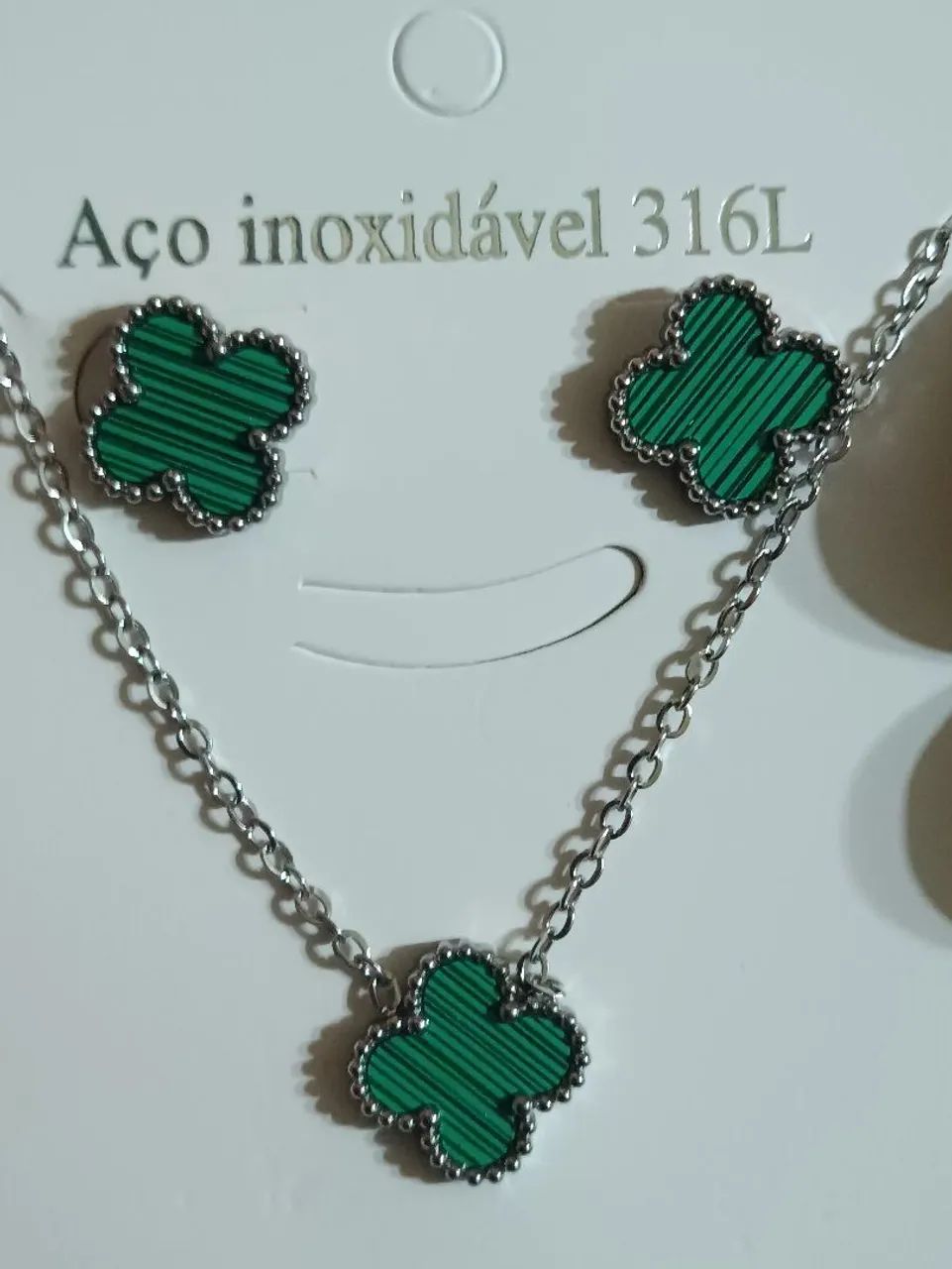 Conjunto trevo colar e brinco em aço inox estilo Van cleef