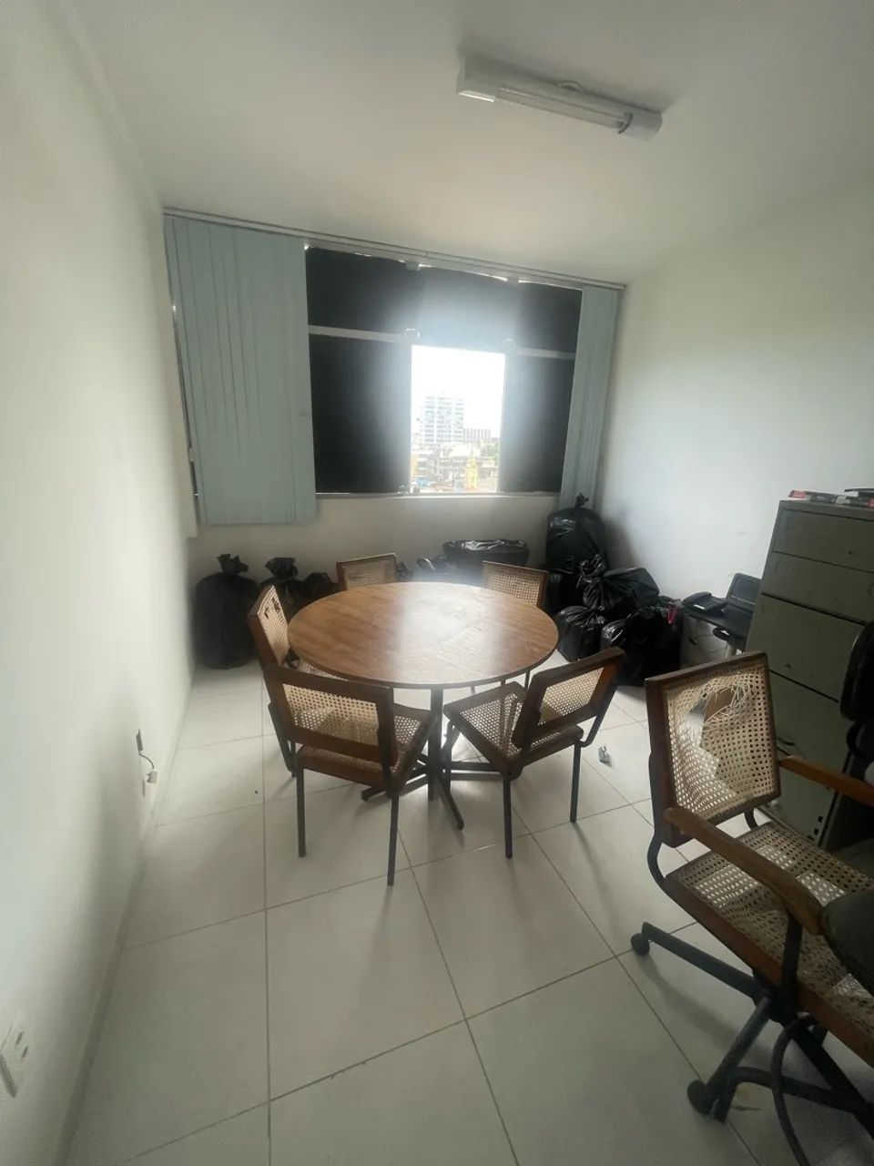 Vendo mesa com cadeiras em palhinha  - Foto 2