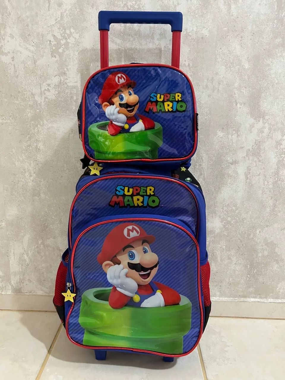 Mochila Super Mario vem com lancheira.