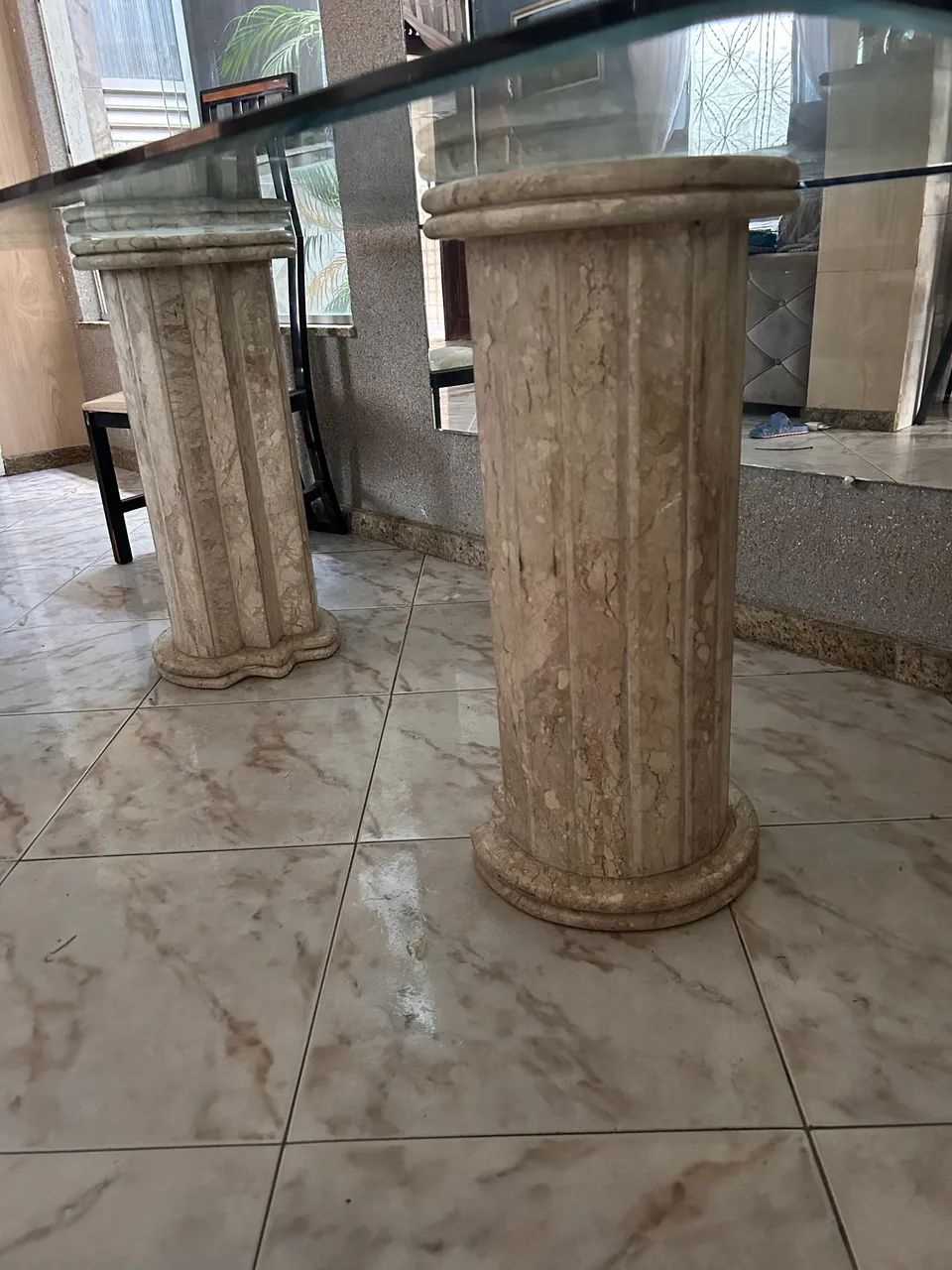 Mesa De Cristal com pés de mármore Travertino Romano