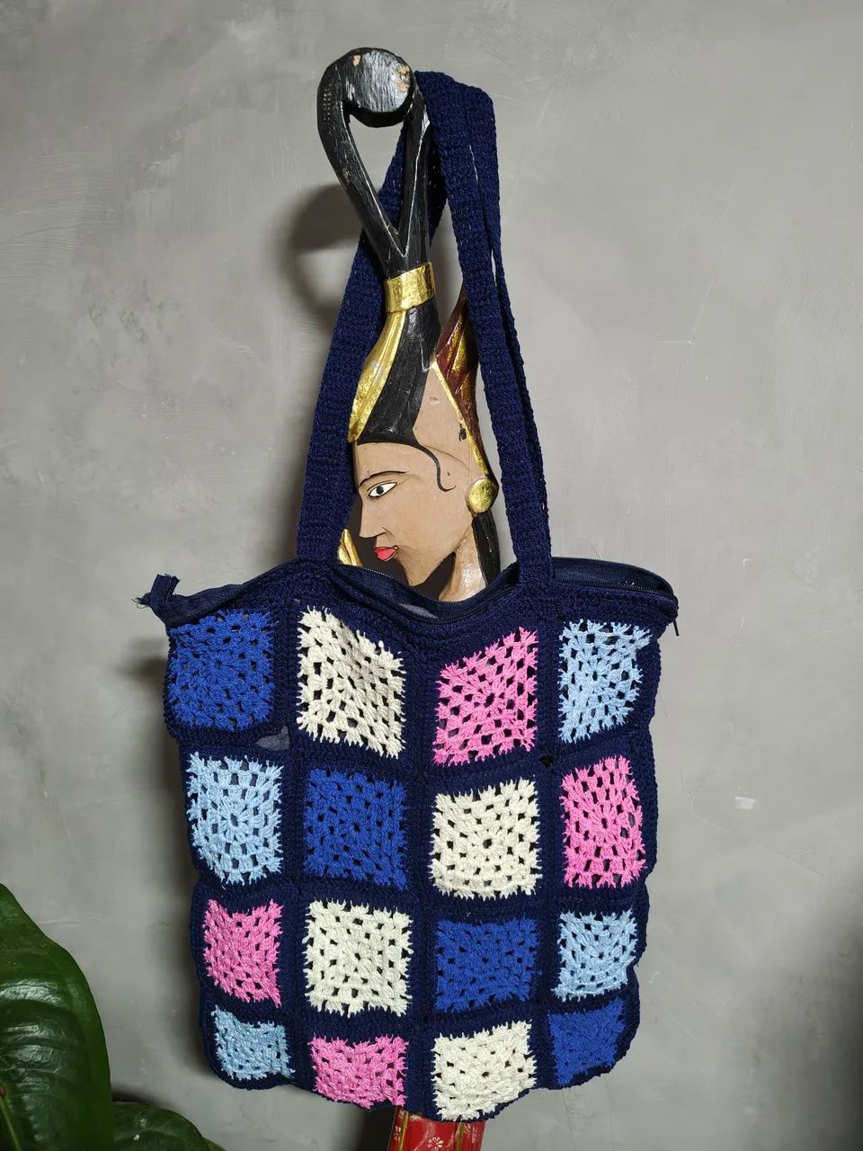 Bolsa Boho de crochê colorida com zíper