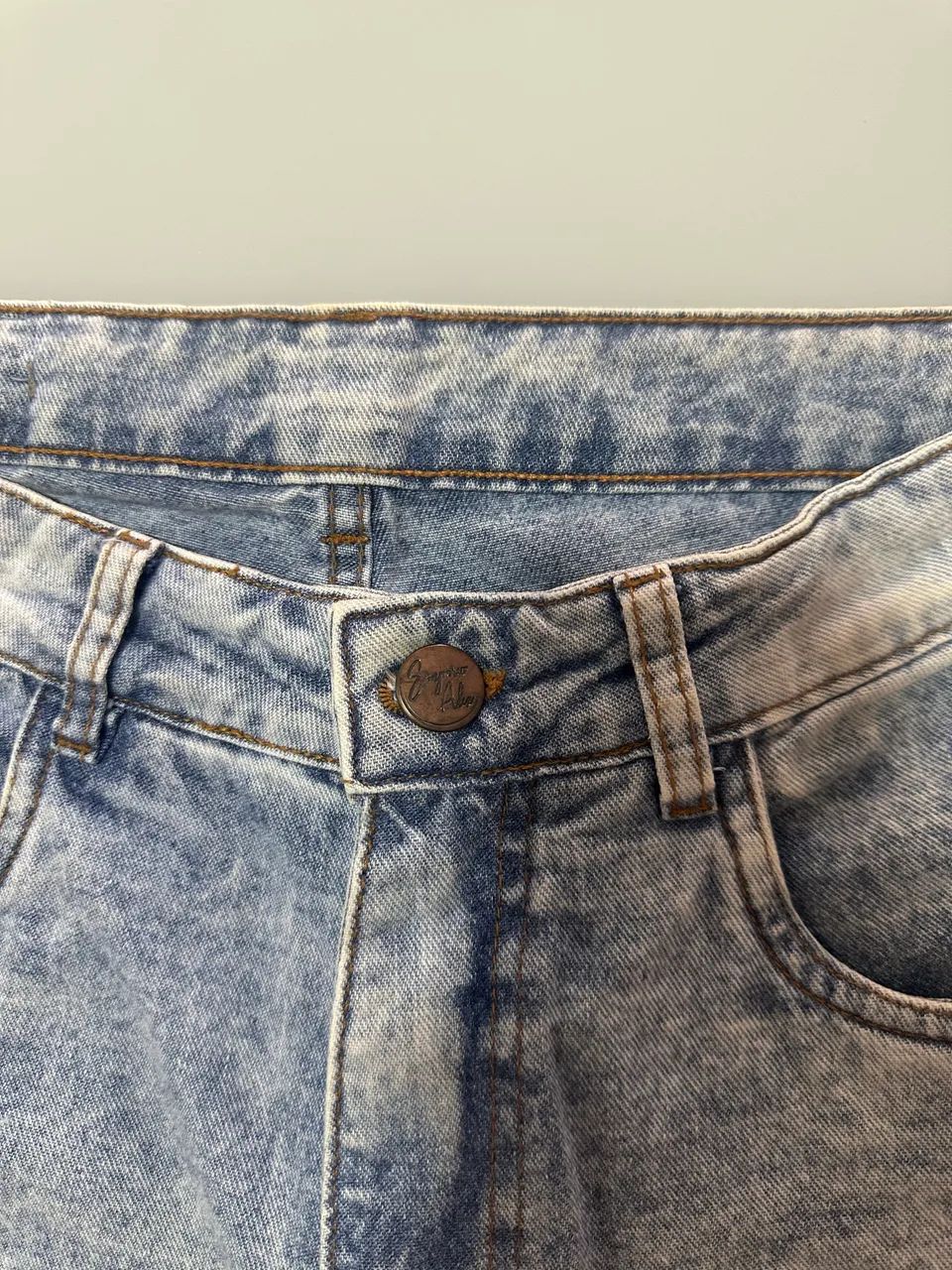 bermuda jeans masculina clara com puídos e barra desfiada- P - Foto 4