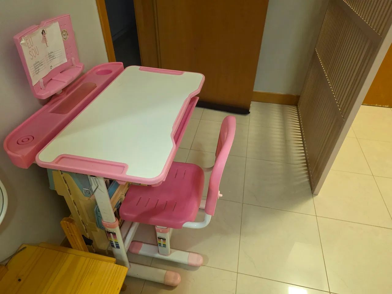 Mesa e cadeira infantil com ajuste de altura e apoio para livro - Foto 3