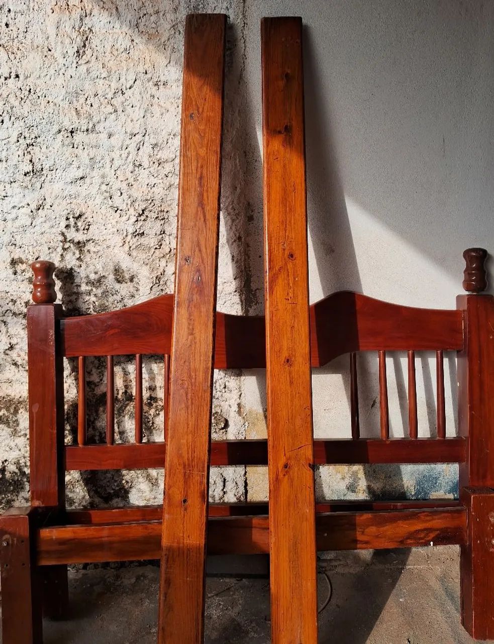 Cama de casal de madeira