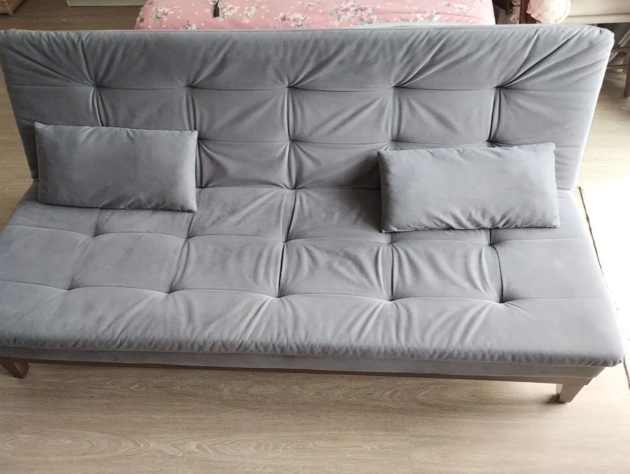 Sofá-Cama 3 Lugares Base e Pés de Madeira Suede Cinza