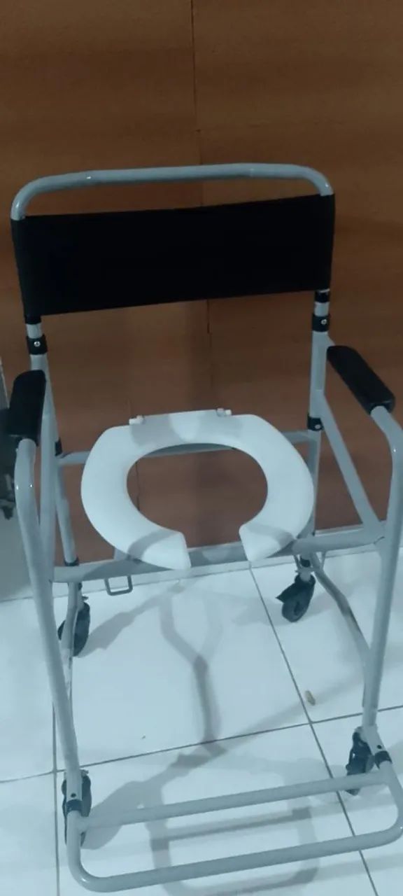 Vende-se Kit Cadeira de rodas e de banho 3 em 1 - Foto 2