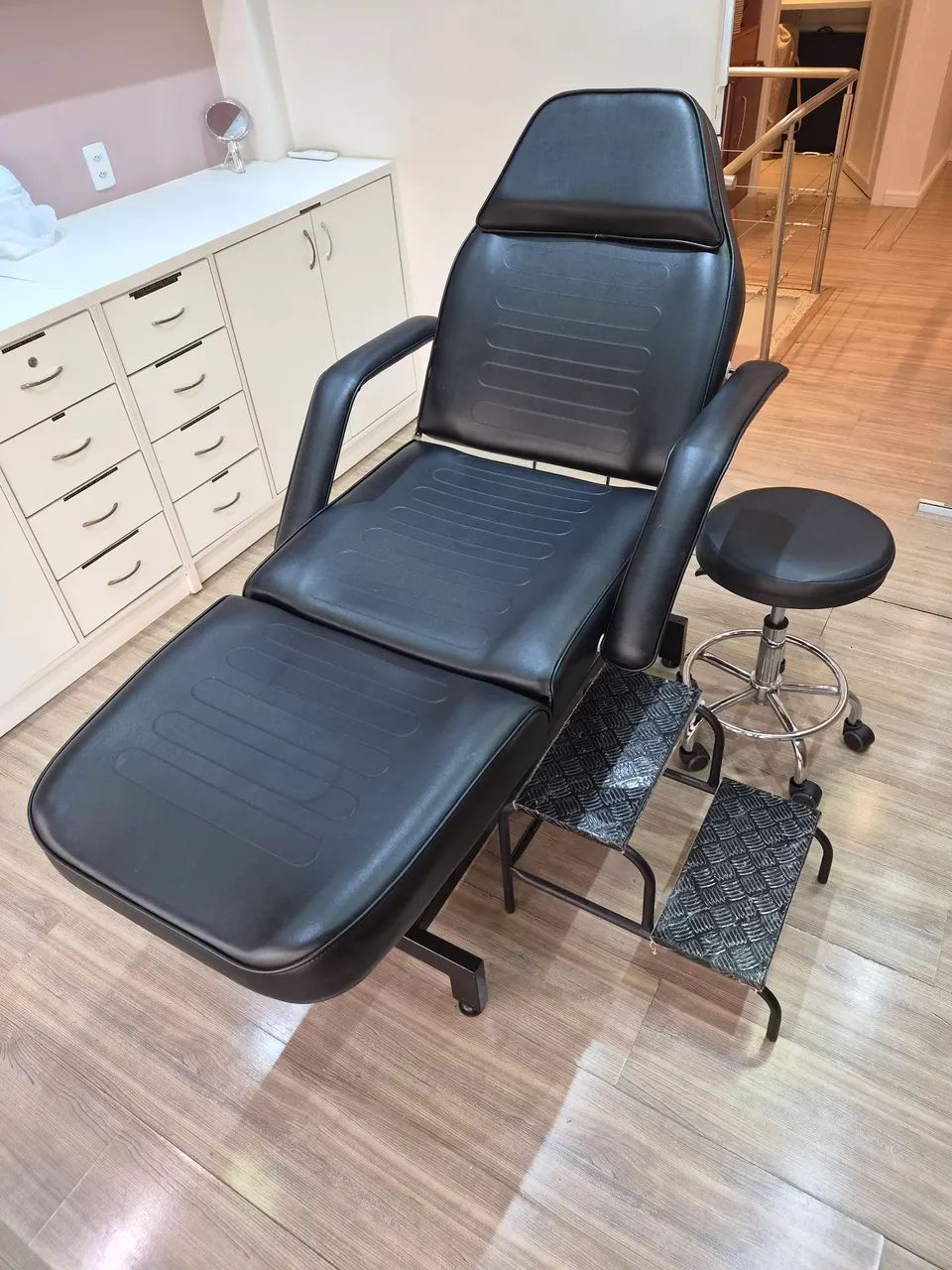 Poltrona Maca Hidráulica preta, com escada e mocho. - Foto 2