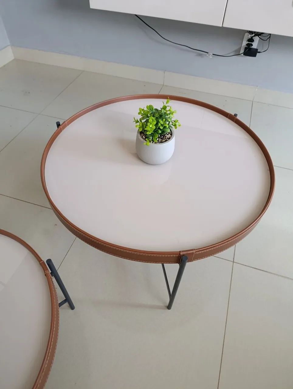 Conjunto de mesa de centro com tampo de vidro e detalhes em couro . Decoração de sala - Foto 4