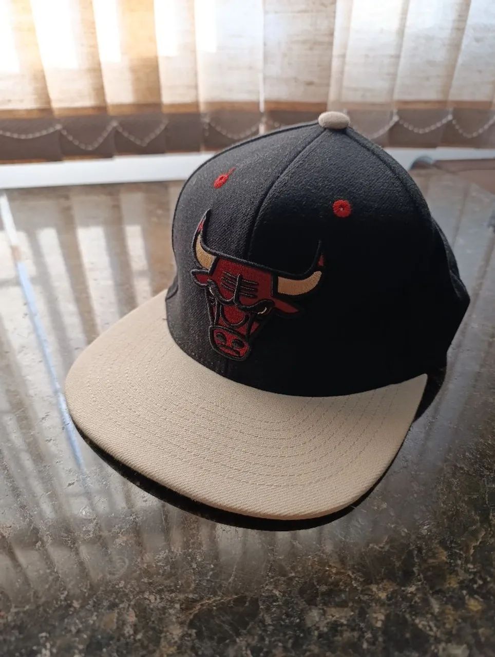 boné é o Mitchell & Ness Chicago Bulls Pin Drop Black/Cream Snapback - Foto 3