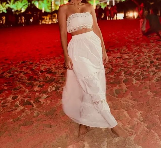 Conjunto branco cropped e saia.