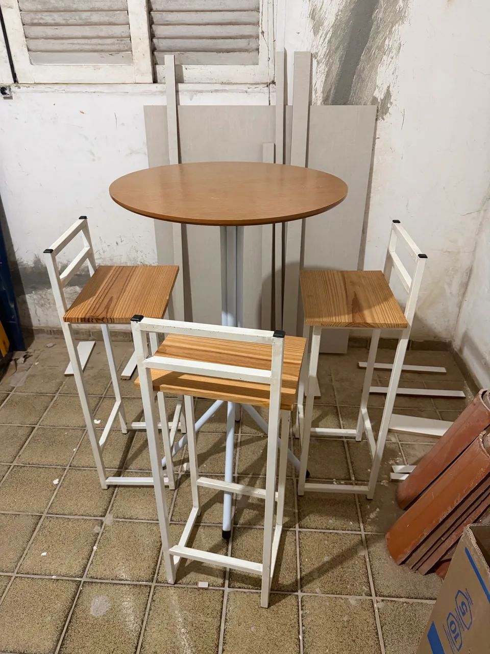 Mesa modelo alta com cadeiras  - Foto 2