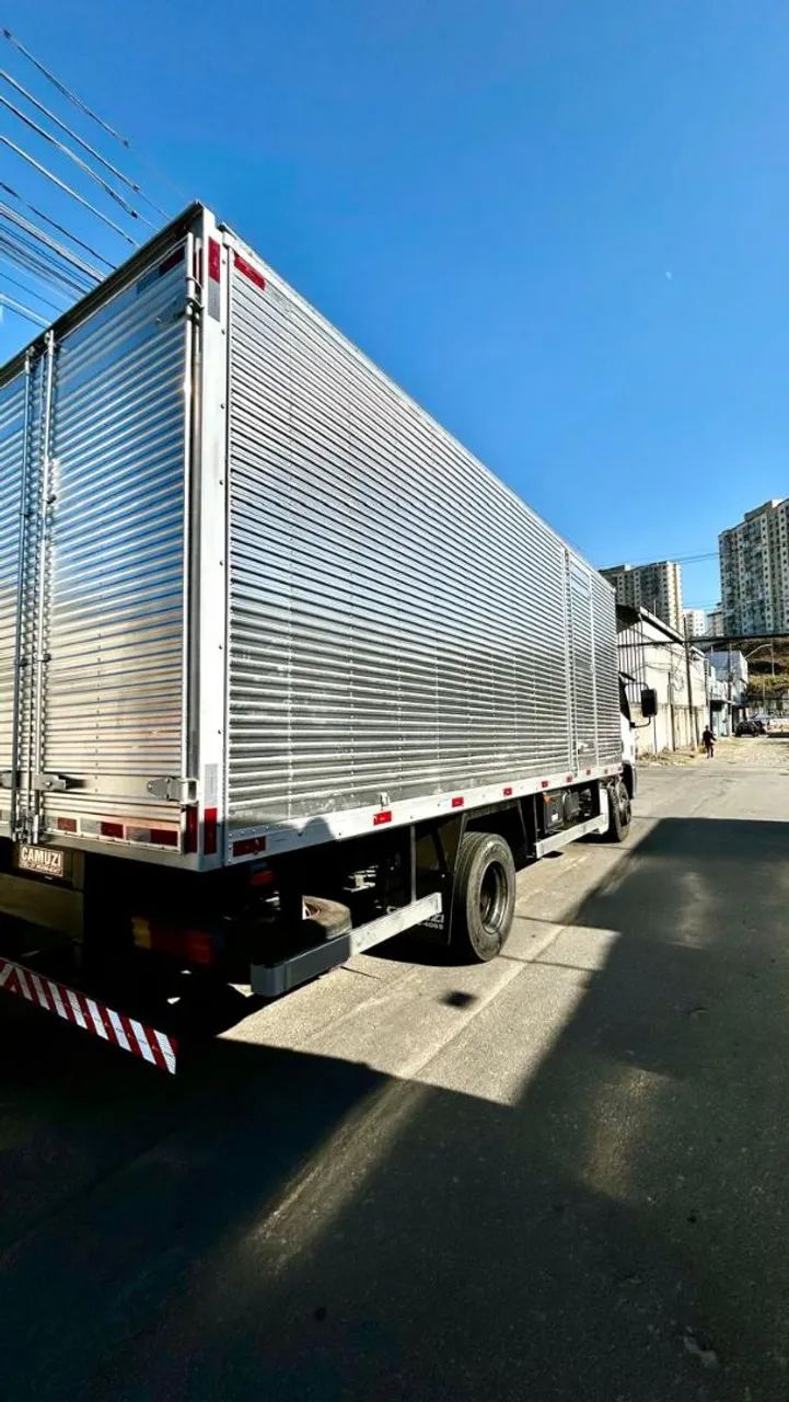 Caminhão disponível para frete, mudanças e agregamento.  TEL: * - Foto 3