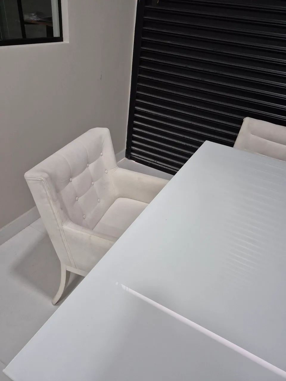 Mesa quadrada com tampo de madeira e vidro jateado - Foto 4