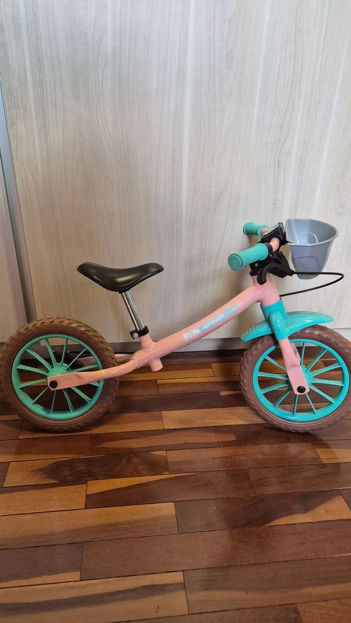 Bicicleta de equilíbrio rosa