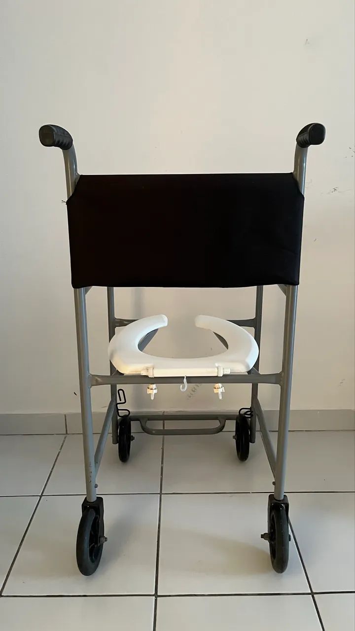 Cadeira de banho com rodinhas - Foto 2