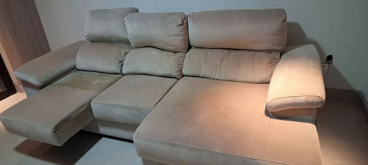 Sofá 3 lugares sendo encostos reclináveis e 2 lugares retráteis 