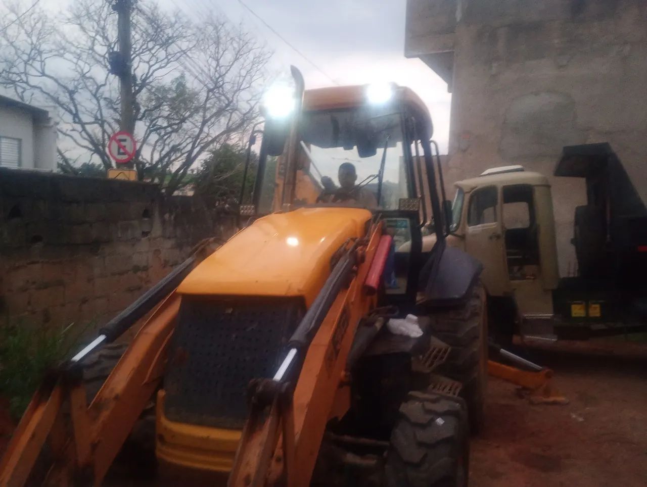  Retroescavadeira Jcb 3c plus  - Foto 2