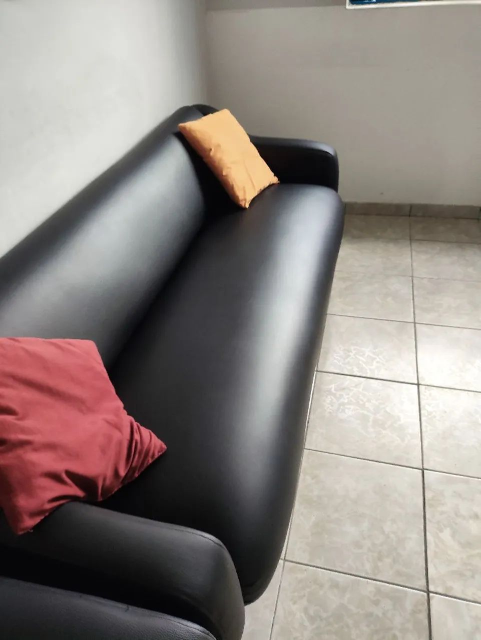 Conjunto Sofá 4 lugares e Poltronas de Couro / Conjunto elegante e atemporal 