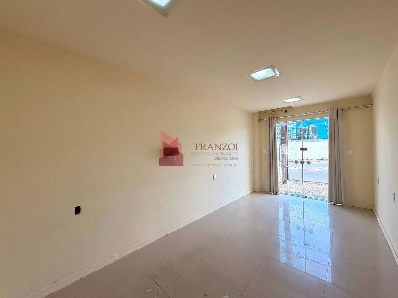 LOCAÇÃO- Sala comercial TÉRREA de 32 m² na R. Brusque, Itajaí/SC - Foto 2