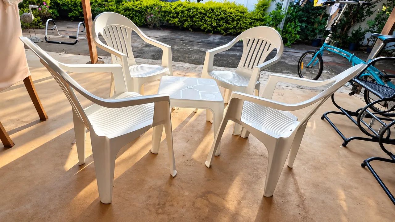 Jogo de cadeiras com braço e mesa Tramontina