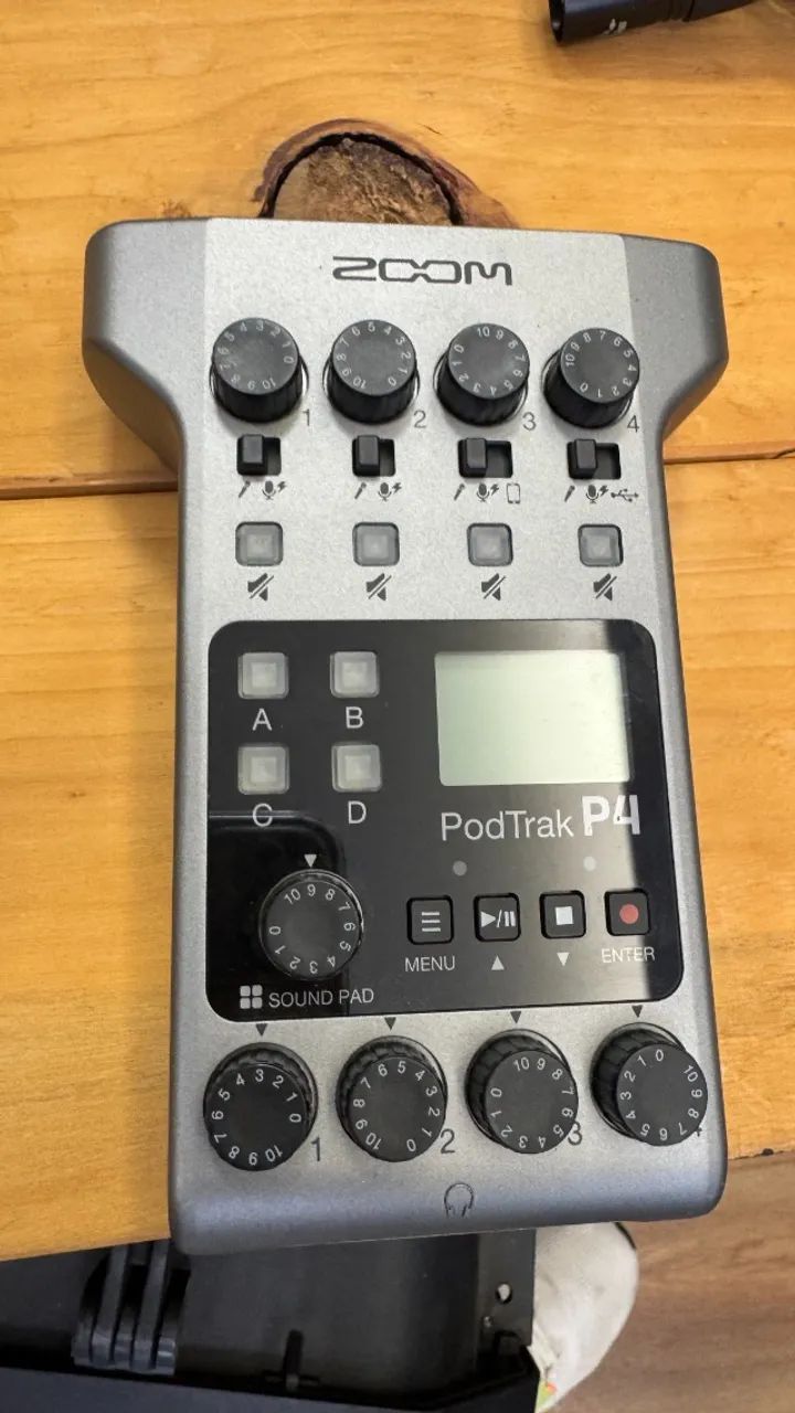 Zoom PodTrak Gravador de Podcast P4 + 2 Microfones Fifine - Foto 3