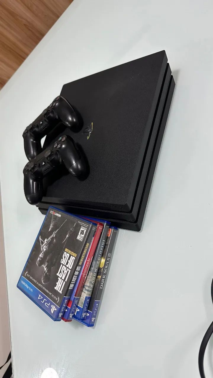 PS4 Pro 2tb SSD com 2 controle e 4 jogos