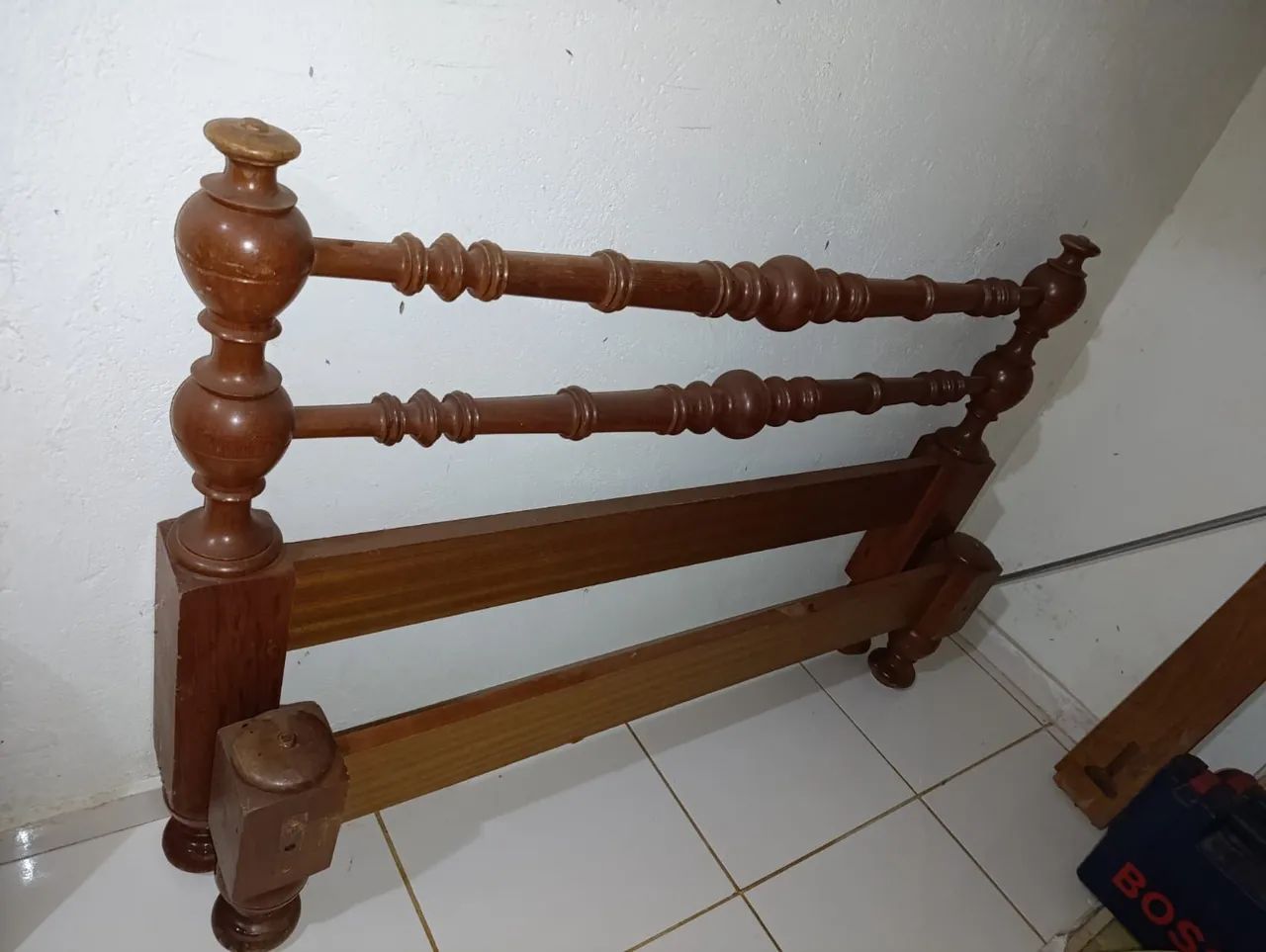 Cama de madeira maciça 