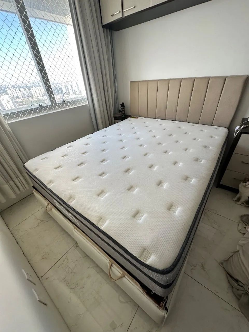 Cama Queen com Colchão, Base Baú e Cabeceira