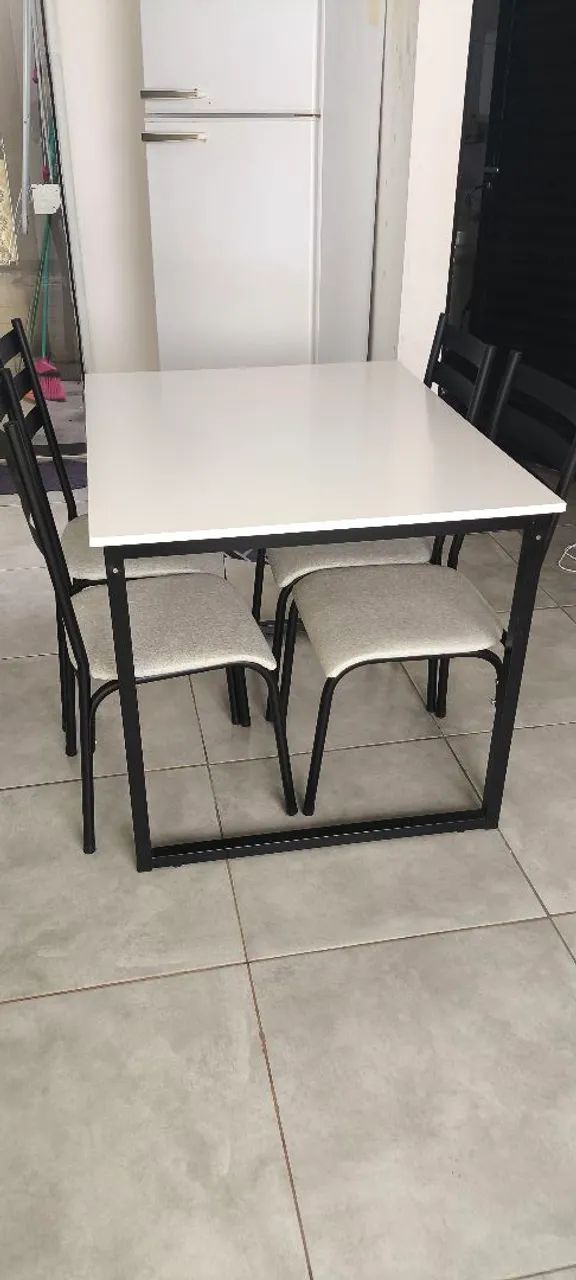 Mesa e 4 cadeiras 