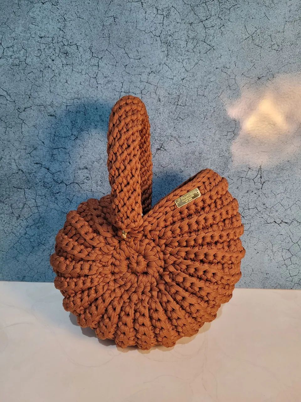 Bolsa de crochê em formato de concha cor terracota/ocre - Foto 2