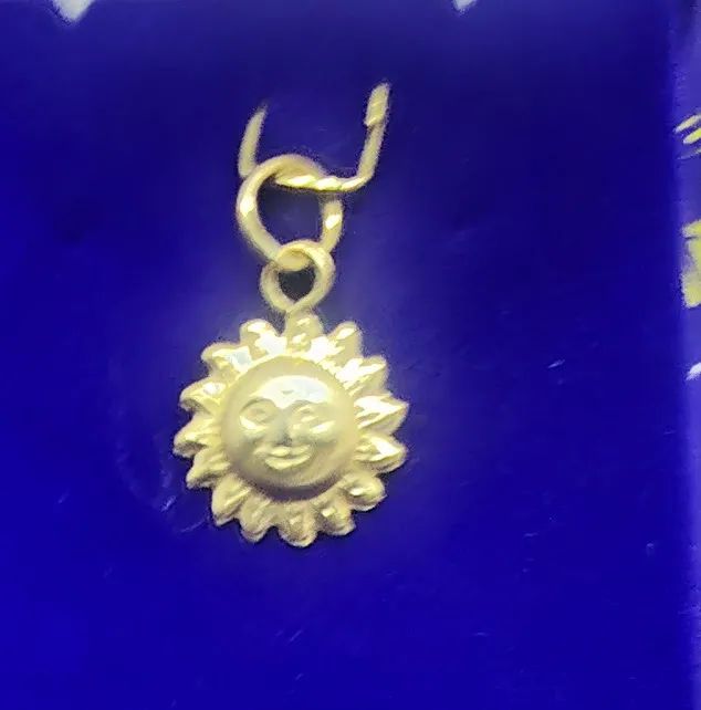 Pingente Sol Ouro 18 Kilates Peso 0.70 Gramas 12 mm uma face   - Foto 2