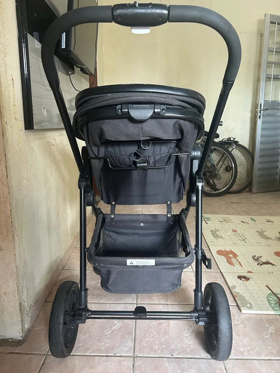 Carrinho de bebê Multikids Beyond com berço moíses Preto  - Foto 2