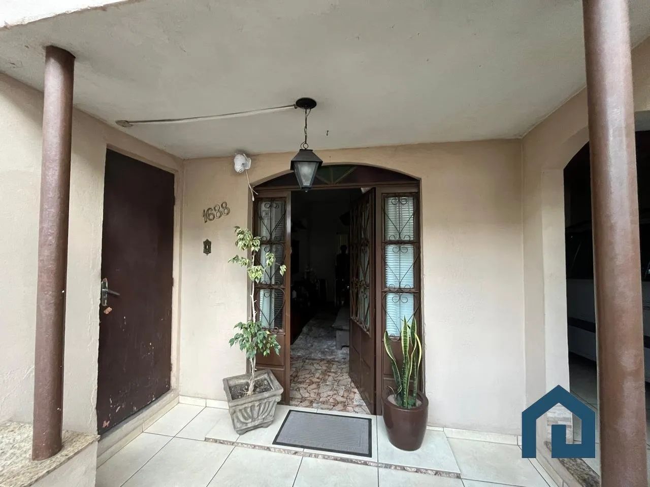 Casa ampla com piscina, varandas e três barracões - Foto 3