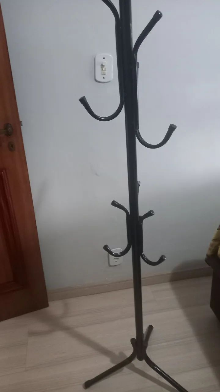 Vendo um cabideiro.