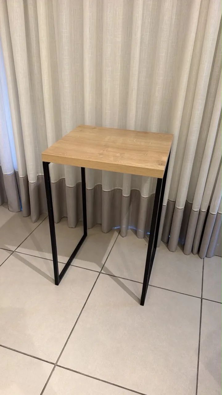 Mesa alta de marcenaria