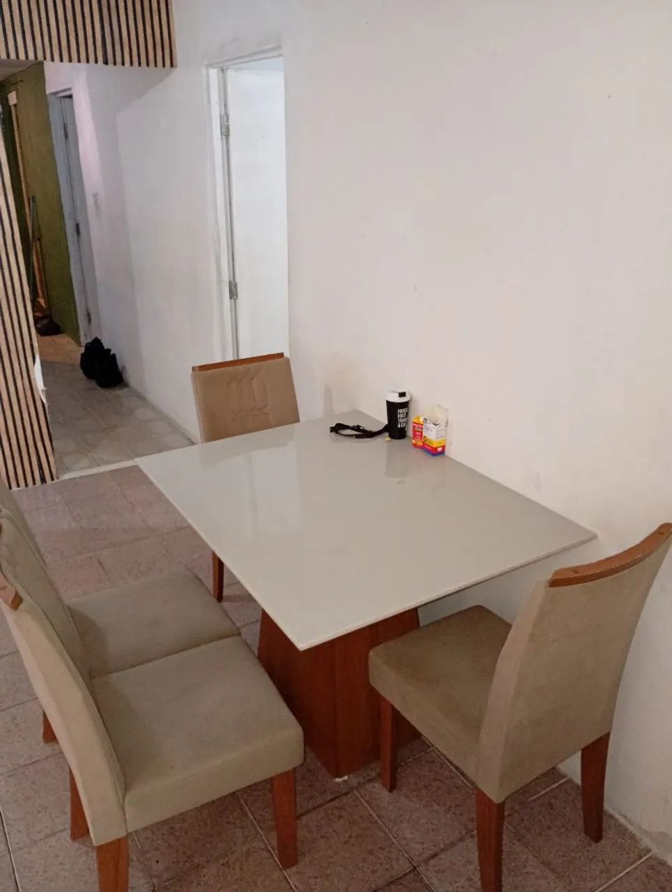 Mesa Retangular com 4 cadeisas