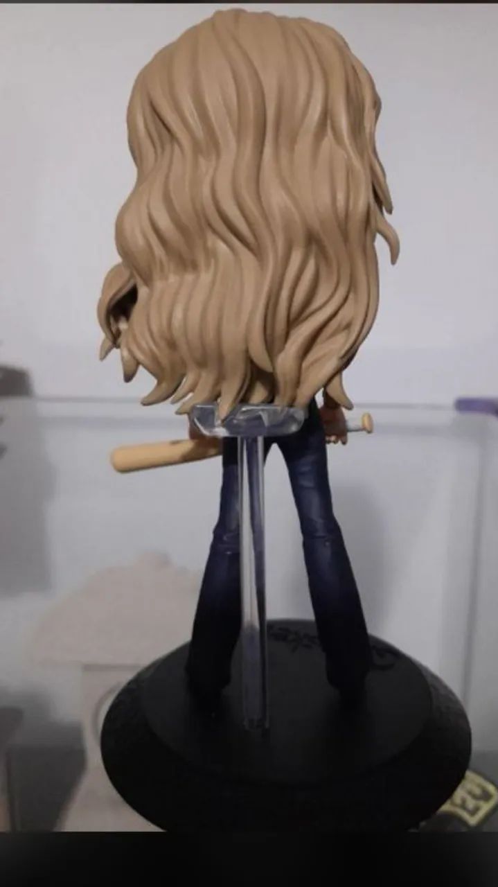 Figure mulher com taco baseball - Foto 3