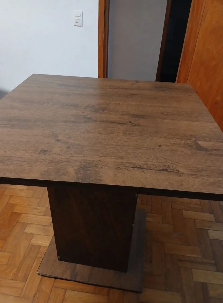 Mesa quadrada marrom desmontavel
