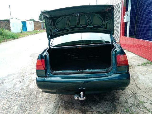 Vende-se um Santana ano 2000 e 2000 bem conservado 9000